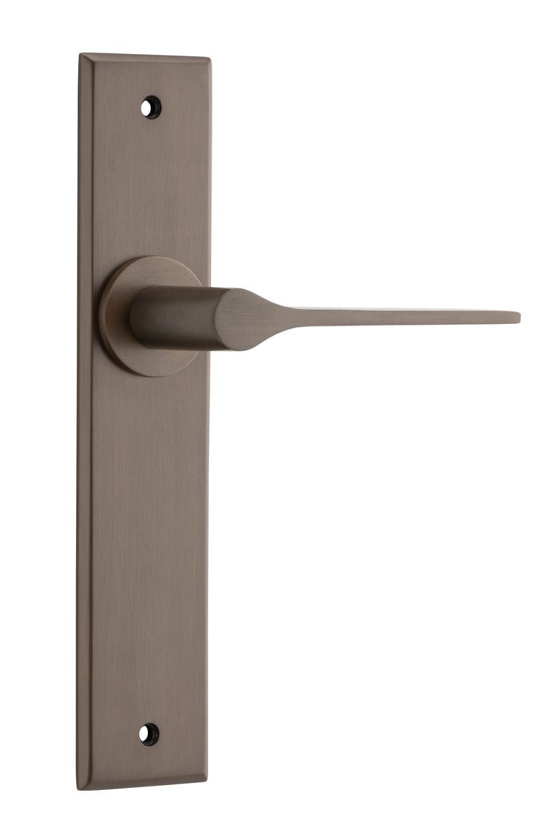 Como Lever - Chamfered Backplate Antique Brass / Brass